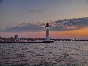 Вечерняя Одесса: вид с моря на маяк, Ланжерон и высотки (ФОТО, ВИДЕО)