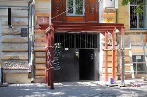 Памятник архитектуры в центре Одессы "реставрируют" вбиванием стальных свай (ФОТО)