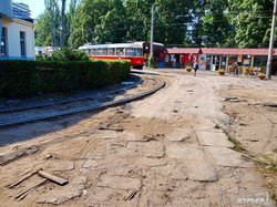 Реконструкция одесского Куликова поля: плитка и будущие клумбы между рельсами (ФОТО)
