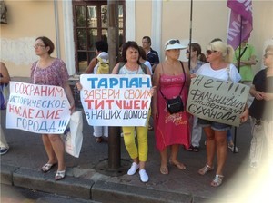 Жители центра Одессы протестуют против разрушения дома Руссова