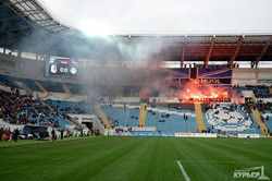 Большой футбол в Одессе: "ультрас" устроили на стадионе "Черноморец" настоящую дымзавесу (ФОТО)