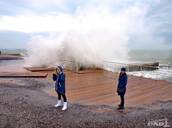 На одесском побережье бушует шторм (ФОТО, ВИДЕО)