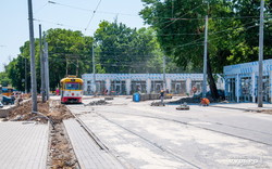Реконструкция Старосенной площади в Одессе: пассажиры штурмуют трамваи на стройплощадке (ФОТО)