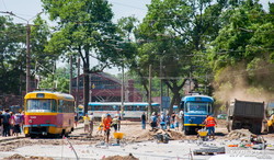 Реконструкция Старосенной площади в Одессе: пассажиры штурмуют трамваи на стройплощадке (ФОТО)