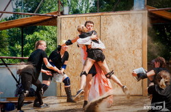 Экстрим-театр в Одессе: актеры на ходулях и репетиция на 10-метровой высоте (ФОТО)