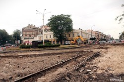 Реконструкция Тираспольской площади в Одессе: разобрали мостовую и режут рельсы (ФОТО)