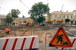 Реконструкция Тираспольской площади в Одессе: разобрали мостовую и режут рельсы (ФОТО)