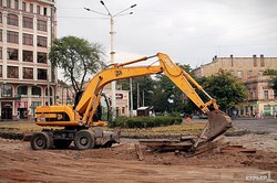 Реконструкция Тираспольской площади в Одессе: разобрали мостовую и режут рельсы (ФОТО)