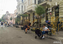 Одесский переулок на выходные очистили от автомобилей, устроив пешеходную зону (ФОТО)