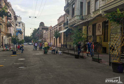 Одесский переулок на выходные очистили от автомобилей, устроив пешеходную зону (ФОТО)