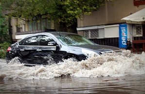 Непогода парализовала движение транспорта по всей Одессе (ФОТО)