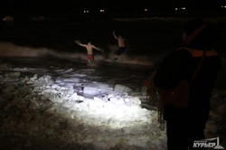Ланжерон: одесситы купались в море ночью во льду и пене (ФОТО, ВИДЕО)