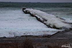 Черное море у берегов Одессы покрылось льдом и штормит (ФОТО)