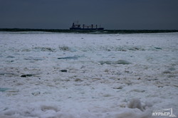 Черное море у берегов Одессы покрылось льдом и штормит (ФОТО)