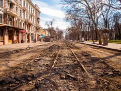 Центр Одессы разворотили: на улице Преображенской снимают рельсы