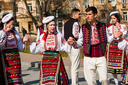 Болгарский праздник: в Одессе ярко попрощались с Бабой Мартой