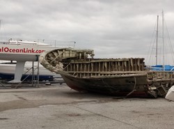 В одесском Черноморском яхт-клубе подняли затонувшую турецкую шхуну (ФОТО)