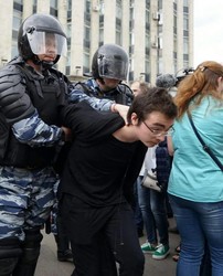 День российской государственности ознаменовался массовыми арестами антикоррупционеров