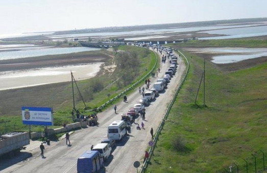 Российские СМИ публикуют фейк о километровых очередях из Украины в оккупированный Крым