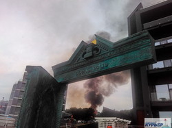 Подробности мегапожара на Ланжероне: сгоревший дотла ресторан, взрывы газовых баллонов и опасный транспортный коллапс (ФОТО)
