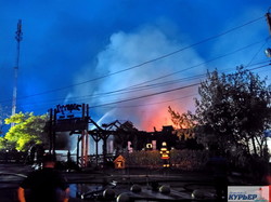 Подробности мегапожара на Ланжероне: сгоревший дотла ресторан, взрывы газовых баллонов и опасный транспортный коллапс (ФОТО)