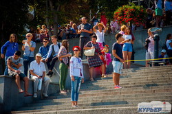 В Одессе развернули гигантский флаг Украины на Потемкинской лестнице (ФОТО)