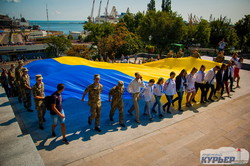 В Одессе развернули гигантский флаг Украины на Потемкинской лестнице (ФОТО)