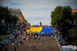 В Одессе развернули гигантский флаг Украины на Потемкинской лестнице (ФОТО)