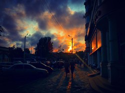 Впечатляющий закат у одесского Привоза (ФОТО)