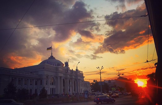 Красивая Одесса: заходящее солнце над вокзалом (ФОТО)