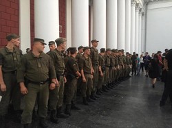 В Одессе активисты штурмуют здание мэрии (обновляется)