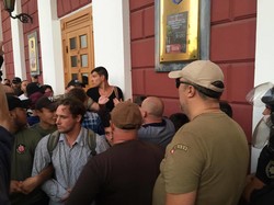 В Одессе активисты штурмуют здание мэрии (обновляется)