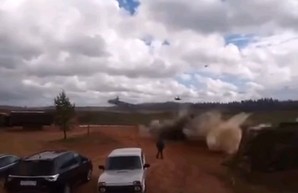 На учениях "Запад-2017" российский боевой вертолет обстрелял автомобили журналистов