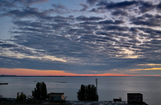 Одесса просыпается: впечатляющий рассвет над морем (ФОТО)