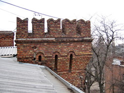 Уникальный двор в Одессе: с забором из орудийных стволов и крепостными башнями (ФОТО)