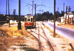 Дача Ковалевского, май 1959 года: разъезд на одноколейном 19-м маршруте, на втором плане видна старая остановка у Монастыря, фото Ray Degroote