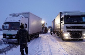 Трасса Одесса - Киев в Черкасской и Киевской областях завалена снегом: спасатели вытащили более 400 машин из сугробов