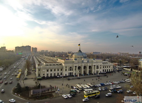 Выше птиц: одесский вокзал ярким утром и темной ночью (ФОТО, ВИДЕО)