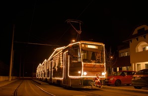 Не только в Одессе: во всем мире городской электротранспорт украшают к Новому году и Рождеству (ФОТО)