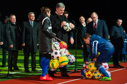 Как Порошенко под Одессой открывал новый стадион при свете фонарей (ФОТО)