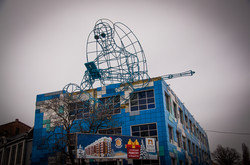 На одесском заводе Стальканат установили металлическую скульптуру (ФОТО)