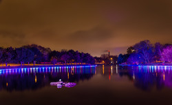 Парк Победы и его пруды украшены яркими огнями (ФОТО)