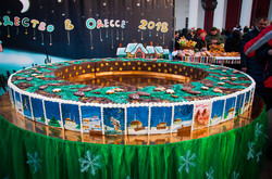 Как одесситов на Рождество угощали огромным пряничным тортом (ФОТО)