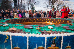 Как одесситов на Рождество угощали огромным пряничным тортом (ФОТО)