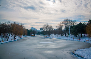 Озеро в Парке Победы покрылось льдом (ФОТО)