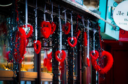 Как ко дню Влюблённых украсили витрины (ФОТО)