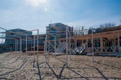 На одесском пляже возводят гигантскую летнюю площадку (ФОТО)
