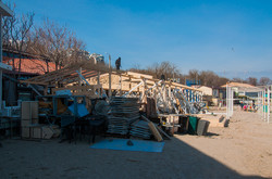 На одесском пляже возводят гигантскую летнюю площадку (ФОТО)