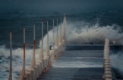 В Одессе море штормит, а пляжи заледенели (ФОТО)