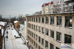 Заснеженные крыши и сугробы: Одесса начинает оттаивать (ФОТО)